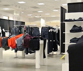 This Short Hills, NJ Bloomingdale’s department store had Düraamen self-leveling concrete flooring installed to help maintain their brand's high-end look and feel. (thumbnail)