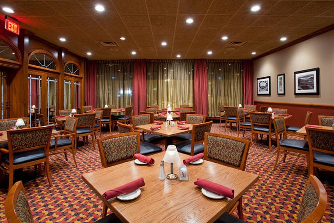 Tj S Restaurant Lounge Holiday Inn Boardman Ohio Holiday Inn Youngstown South 7410 Avenue At Us224 Boardman Ohio 44512